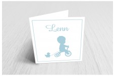 Jongen op fietsje